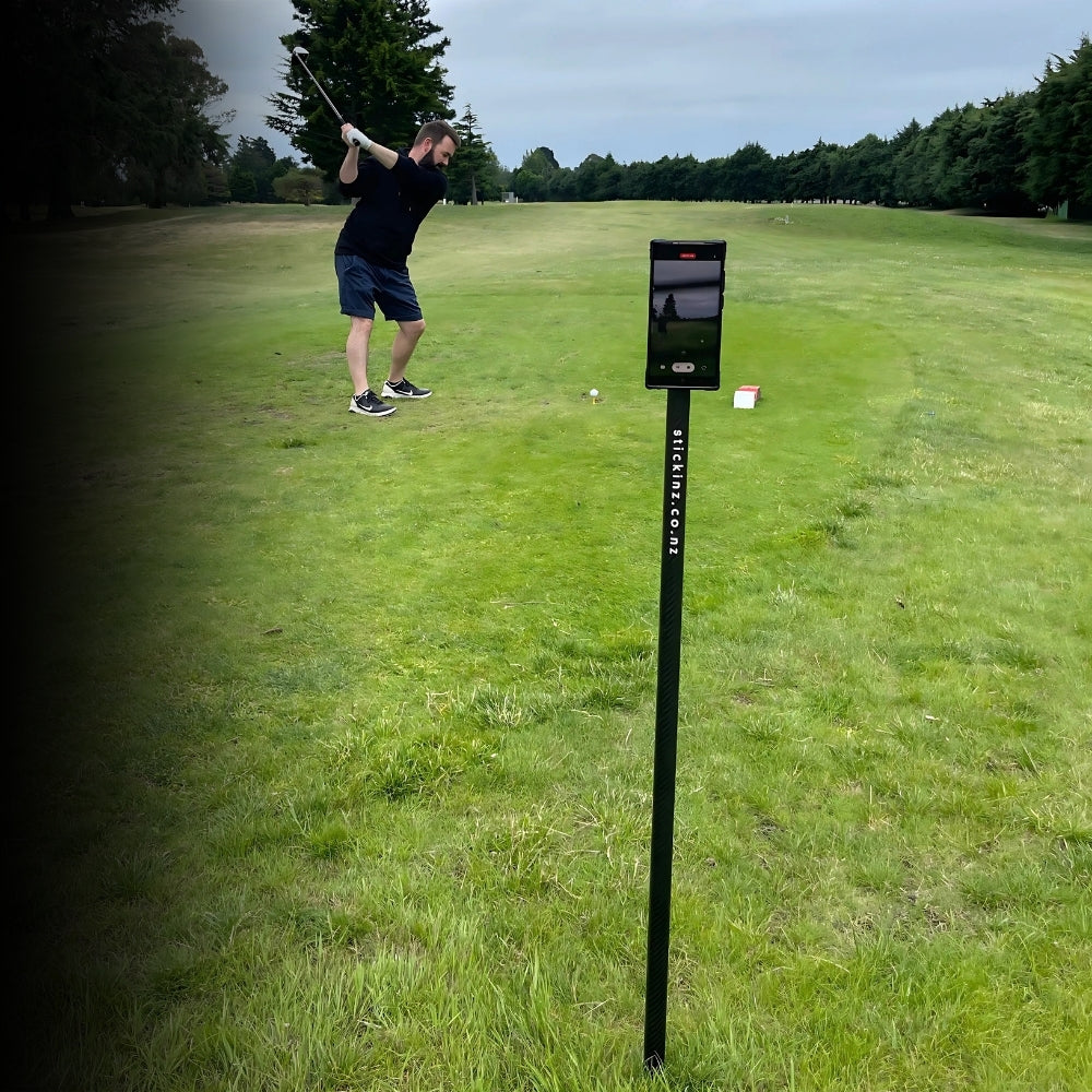 Golfer recording their swing with Stickinz