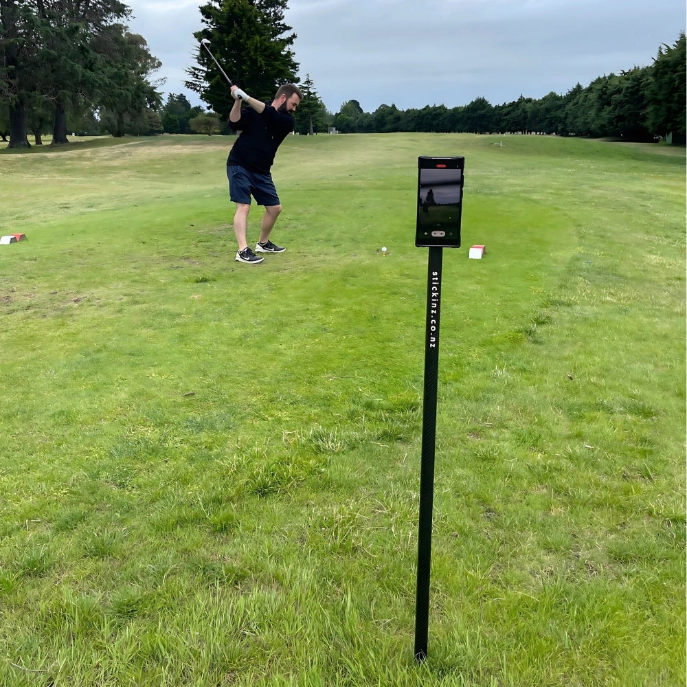 Golfer recording their swing with Stickinz